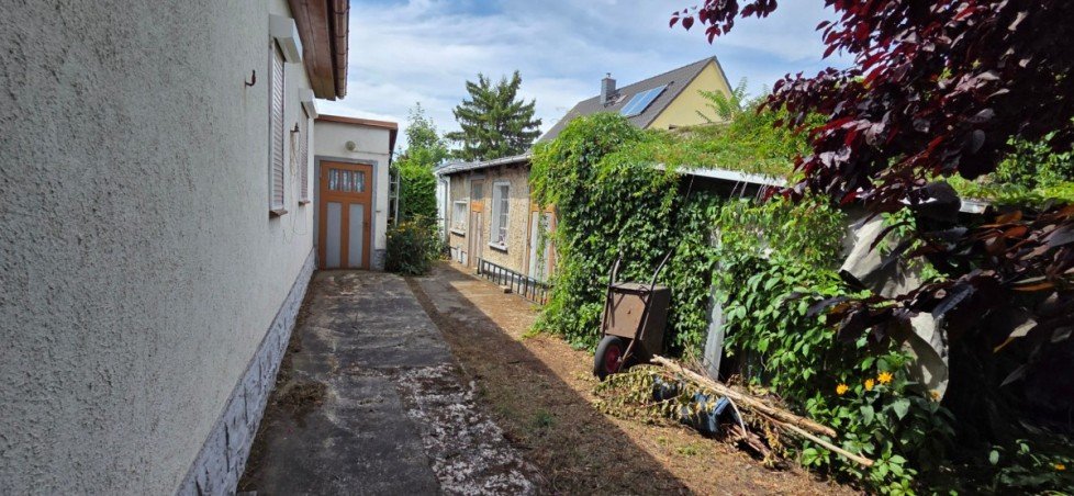 Haus rechts mit Nebengelass Einfamilienhaus Berlin